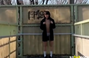 【露出オナニー】住宅街に囲まれた公園でコートの下は裸になって露出行為する女子校生… 成宮ルリ