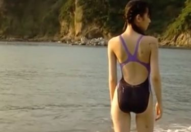 【IV】現役少女の競泳水着撮影 ほっそりした身体が強調される 海辺に寝転がってぷりぷり尻がモロ見え
